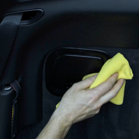 Mehr als nur Kunststoff – So reinigen und pflegen Sie Kunstleder & Oberflächen im Auto richtig